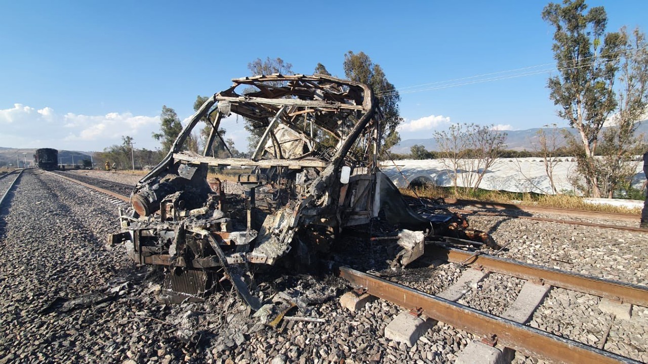 Choque de tren contra un camión de transporte de personal deja dos muertos en Jalisco. FOTO PC Jalisco
