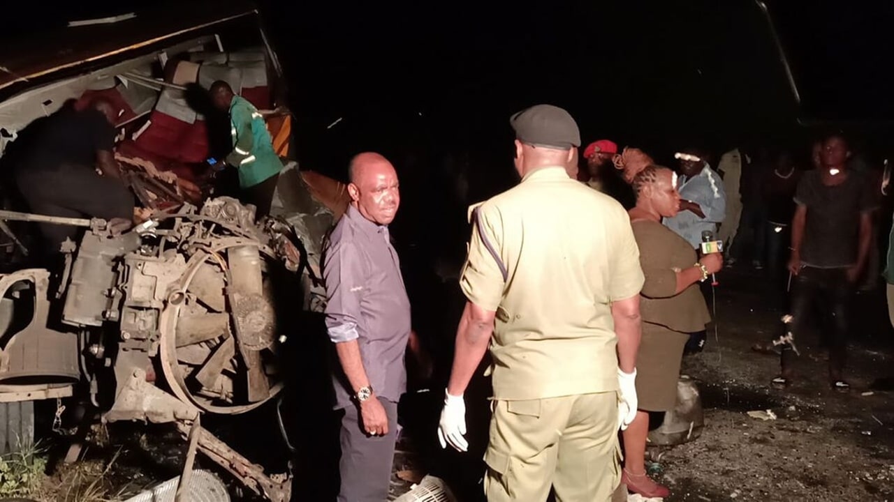 Choque entre autobús de pasajeros y un camión en Tanzania deja al menos 22 muertos