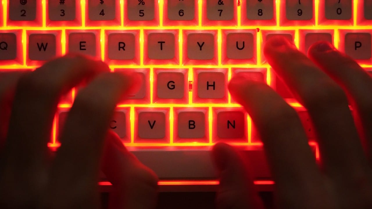 Una persona escribe en un teclado de computadora (Getty Images)