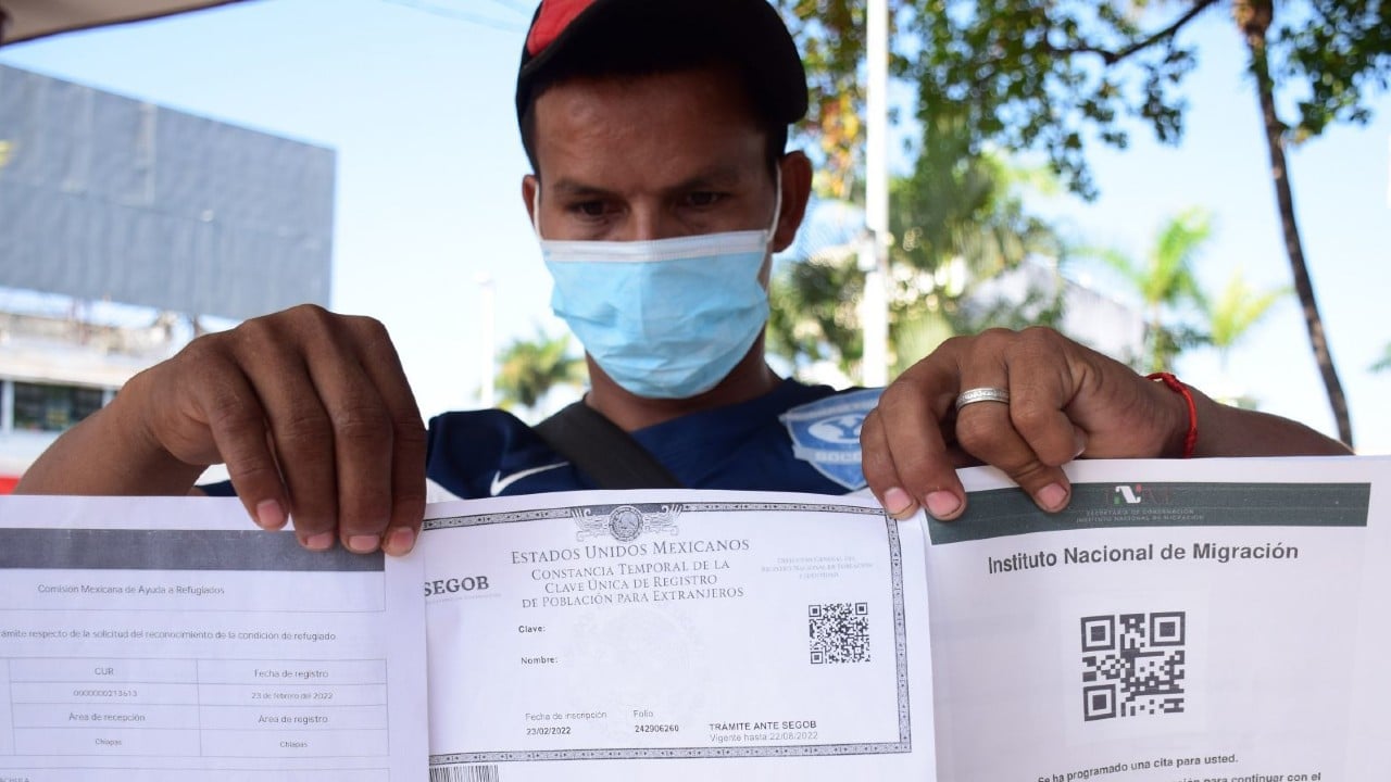 Cientos de migrantes firman solicitudes de amparo en Tapachula.