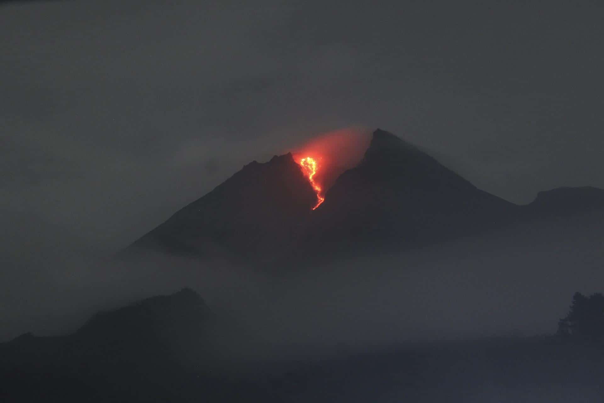 Cientos de personas evacuadas en Indonesia tras erupción de volcán Merapi