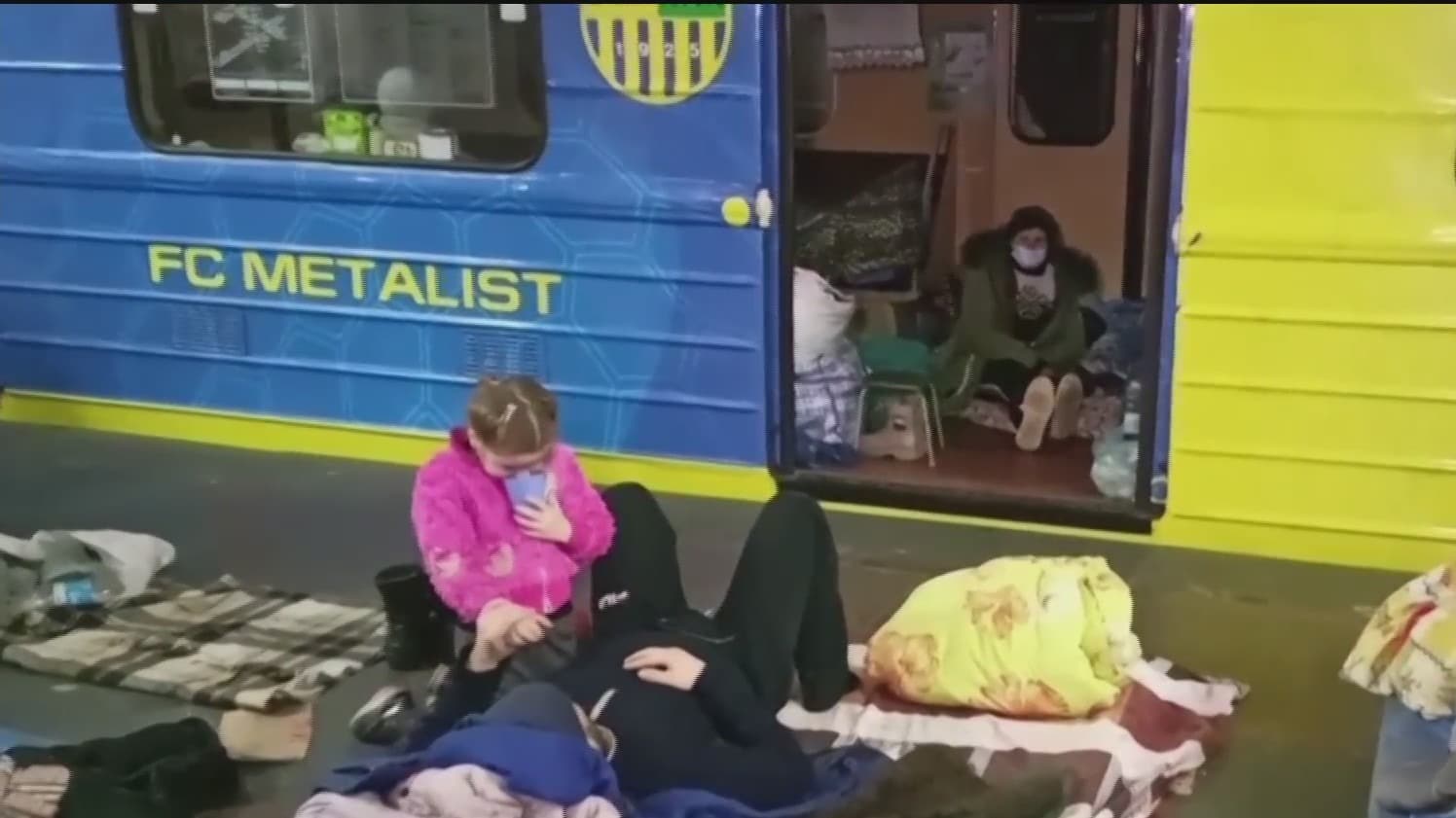 cientos de personas se refugian en el metro en ucrania