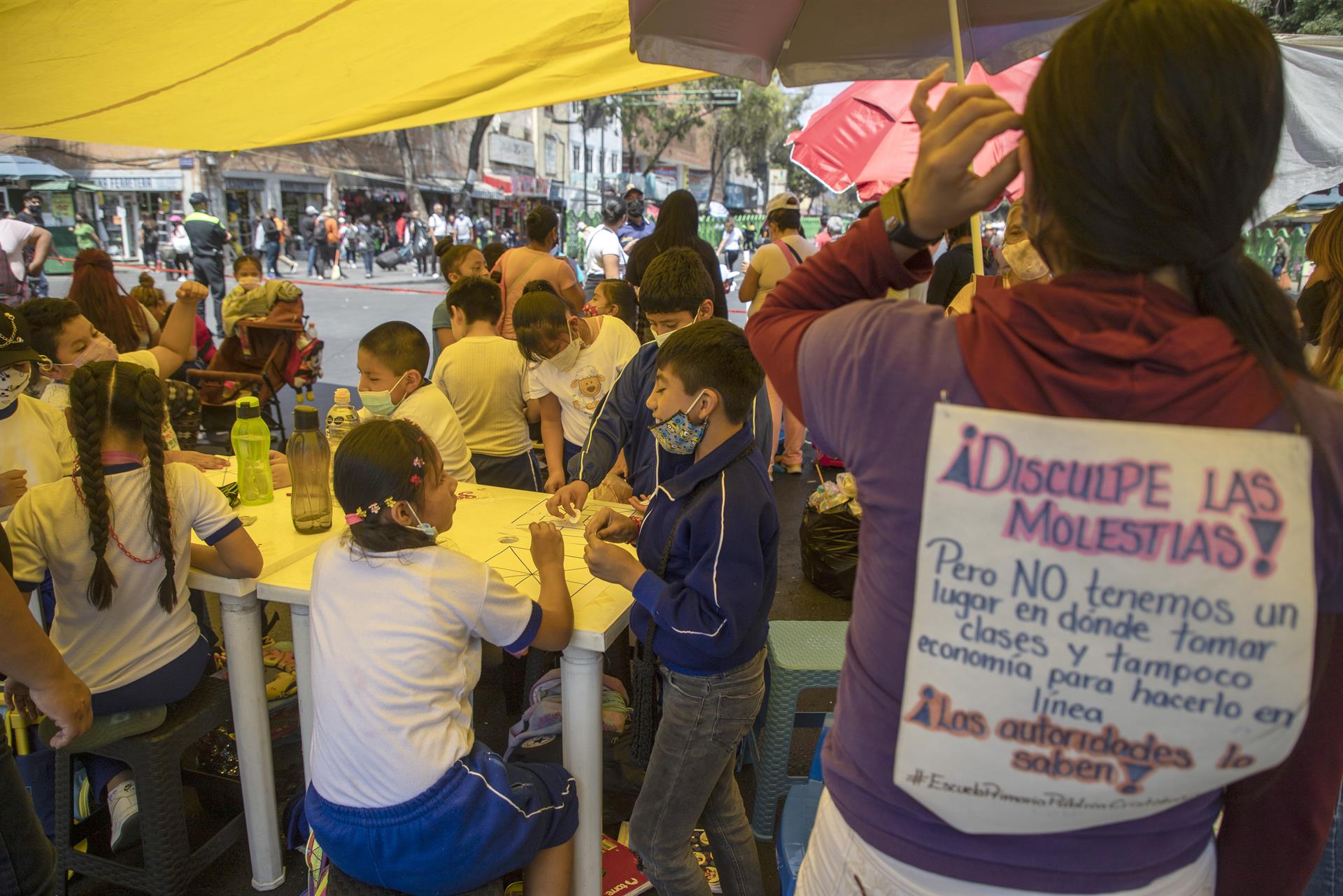 Alumnos de primaria toman clases en la calle en CDMX – Noticieros Televisa