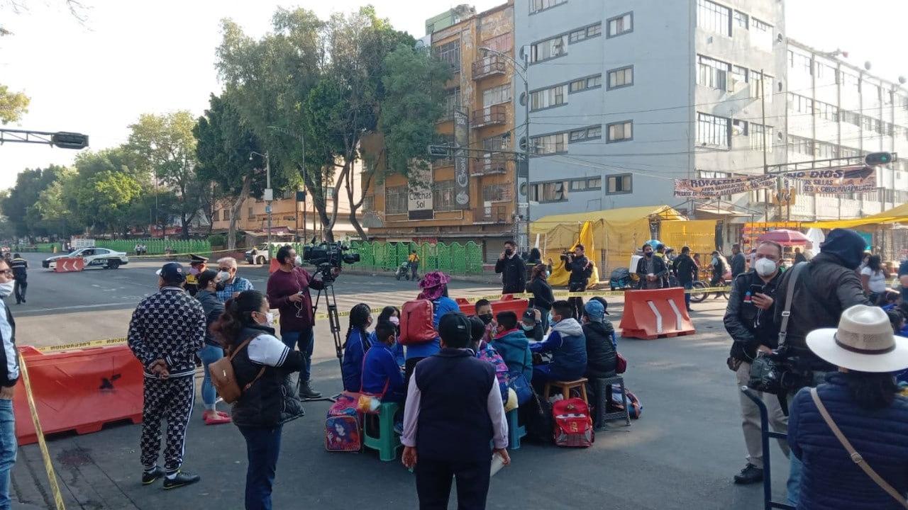 Niños toman clases en calles de la CDMX (Twitter: @vialhermes)