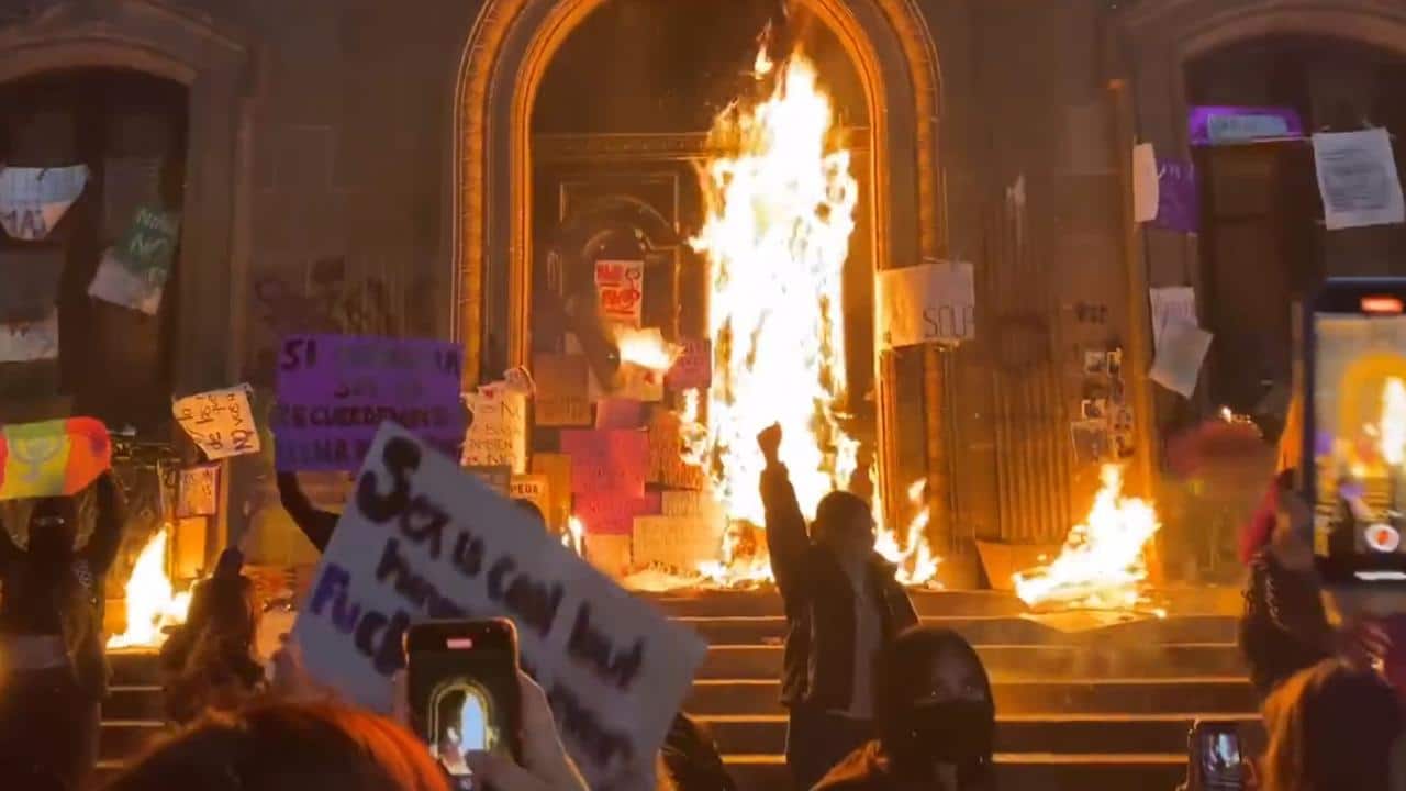 colectivos feministas queman puertas de gobierno de nl