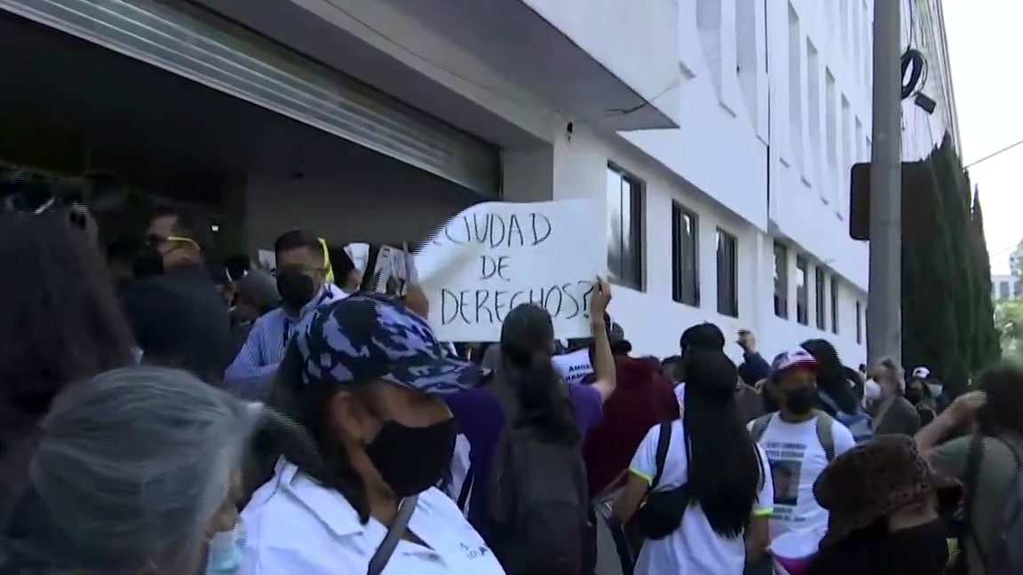 colectivos y familiares de personas desaparecidas protestan en la fgjcdmx