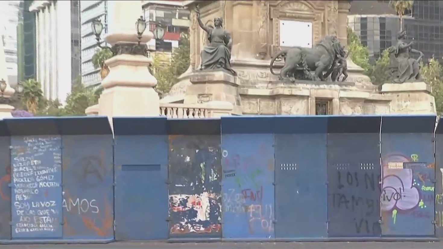 colocan vallas metalicas en monumentos de cdmx por marcha del dia de la mujer