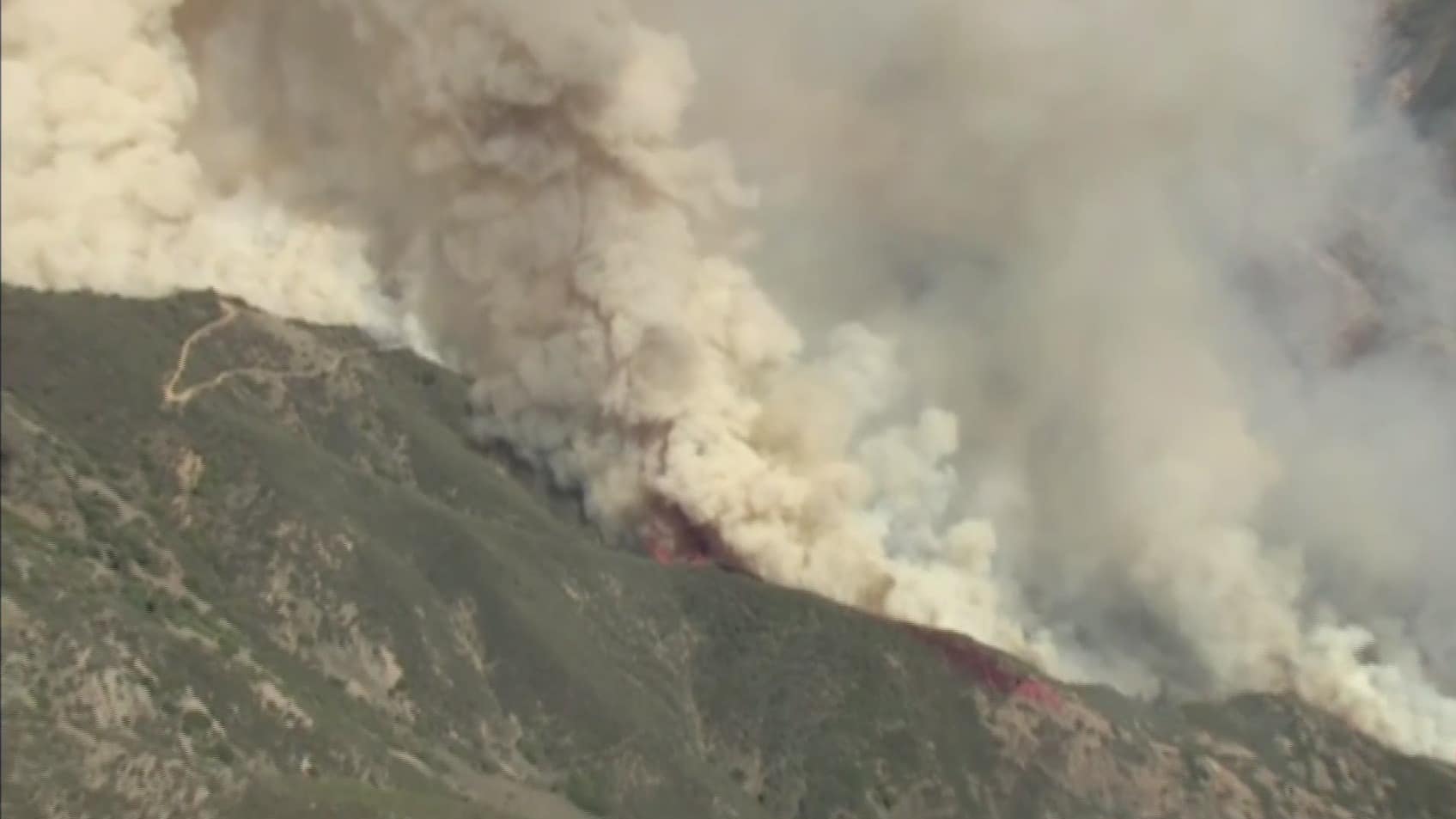 combaten incendio forestal en california