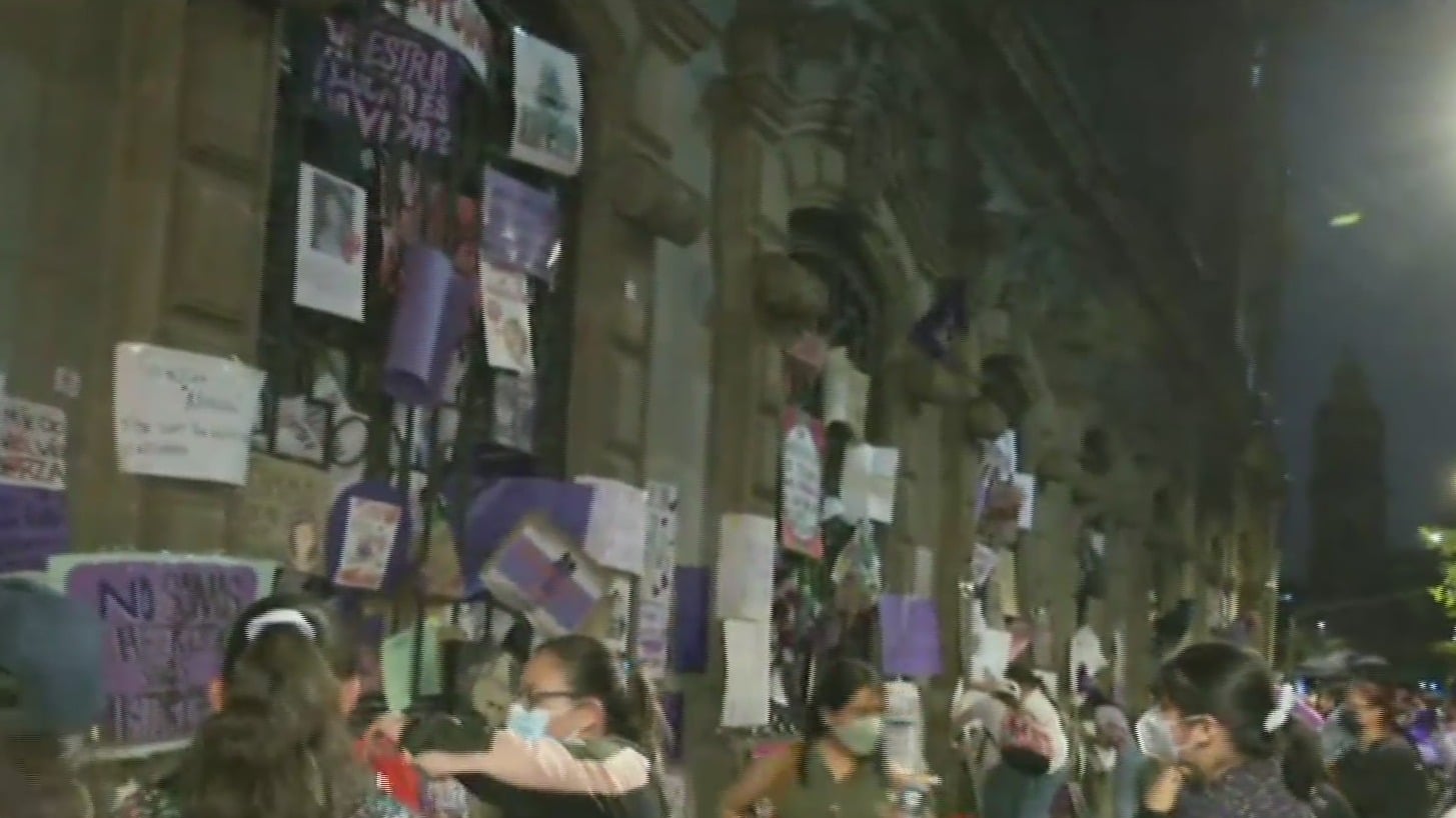 con pancartas exigen justicia por feminicidios en palacio de gobierno de cdmx