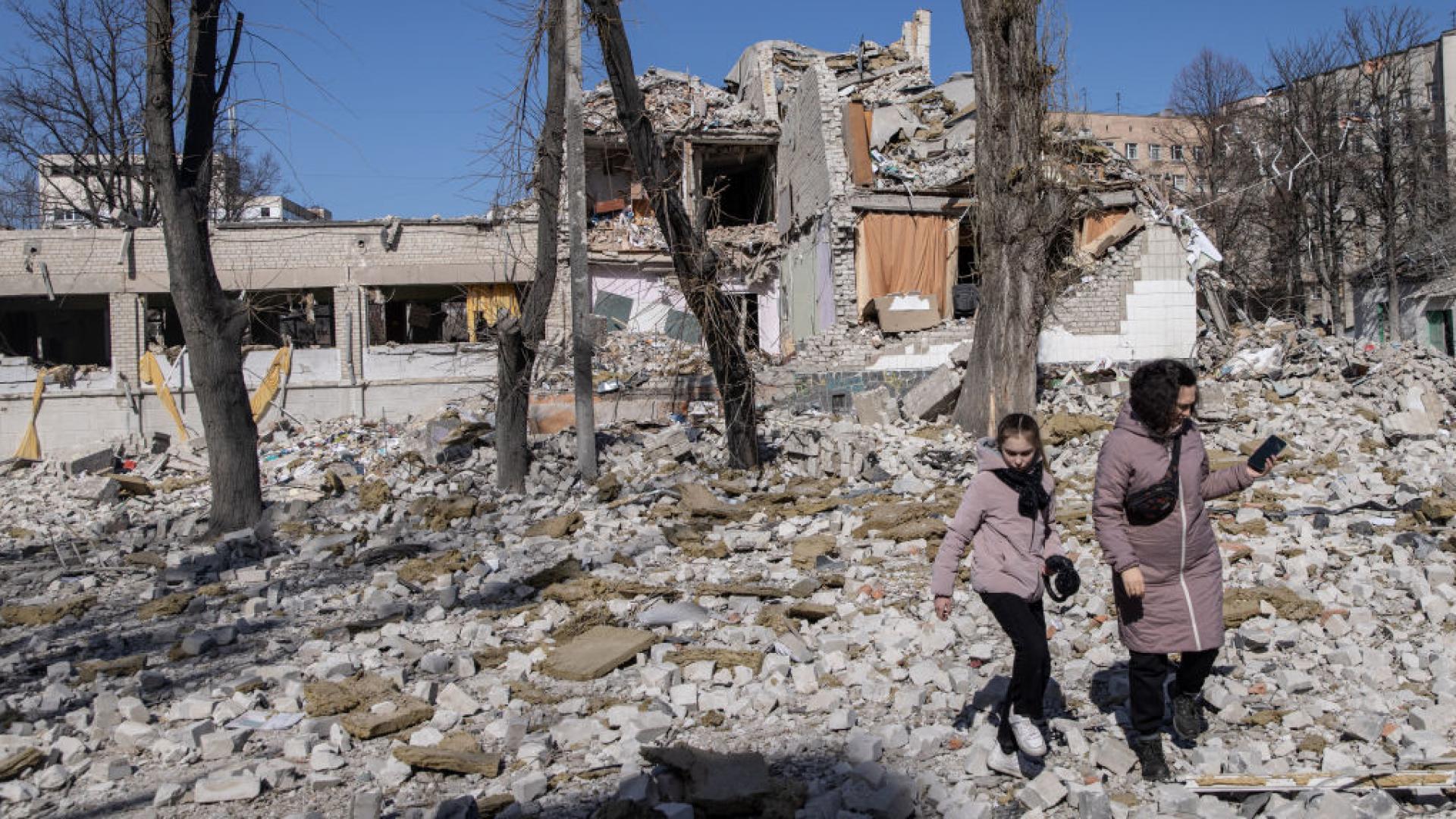 continuan los ataques rusos en la parte norte de kiev en ucrania