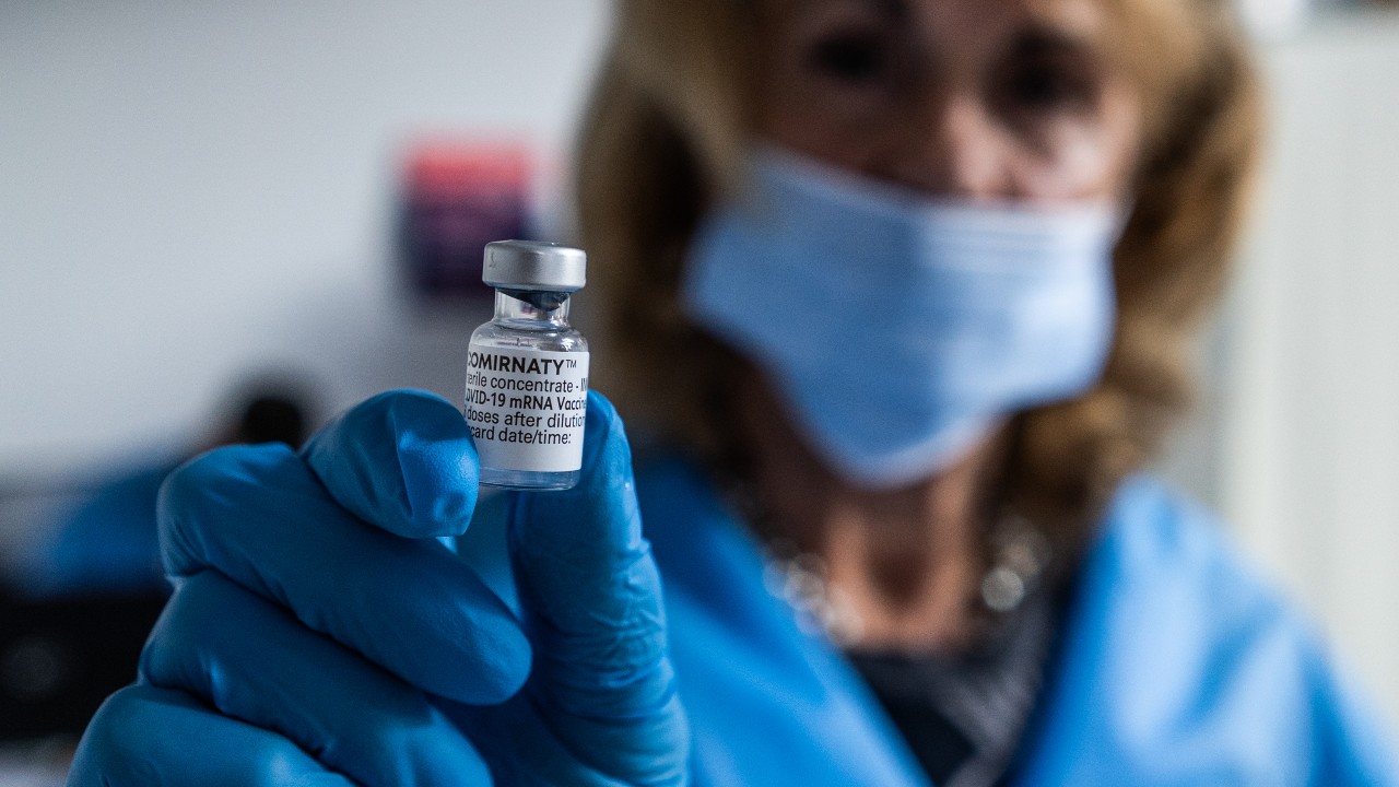 Pfizer/BioNTech pide a EEUU autorizar dosis adicional de vacuna contra COVID-19 a personas mayores