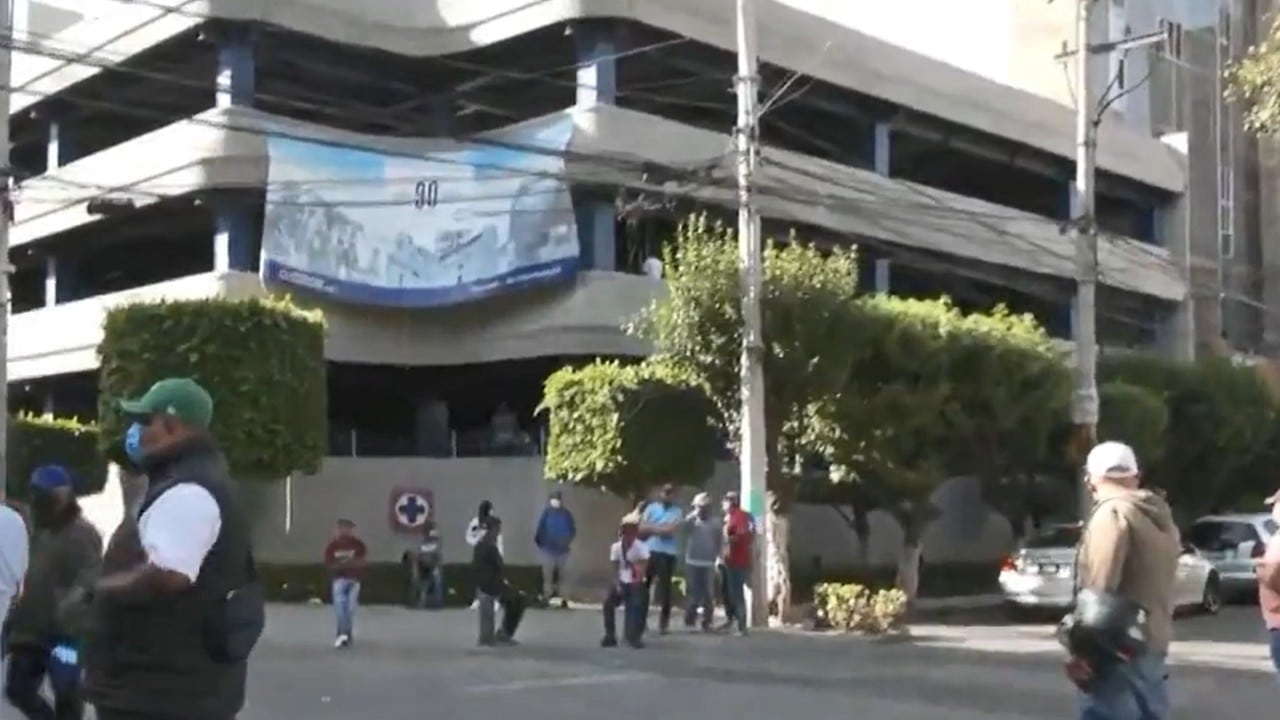 Trabajadores desalojados en las oficinas de la Cooperativa Cruz Azul (FOROtv)