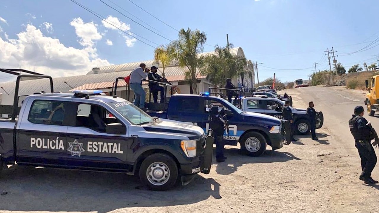 Operativo en límites con el estado de Guanajuato, derivado de los enfrentamientos violentos en la comunidad El Castillo, Apaseo El Grande (Twitter: @poesqro)