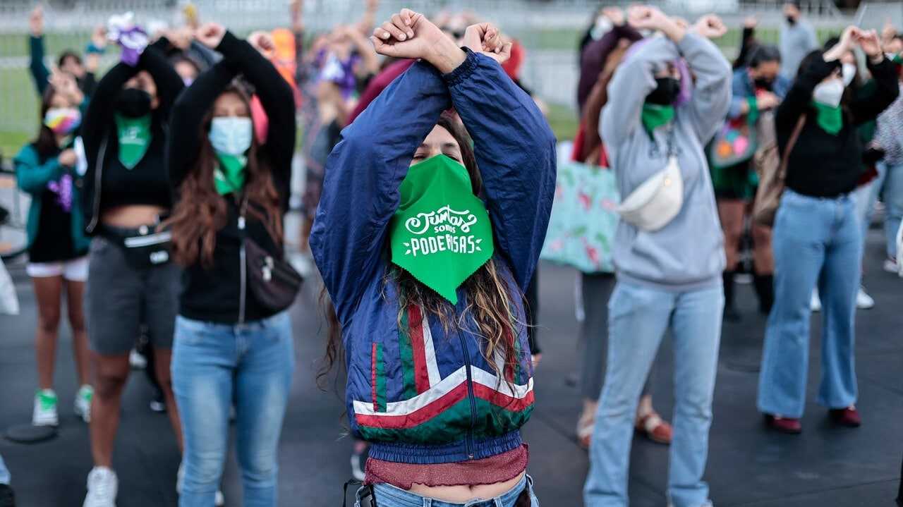 decenas de mujeres chilenas protestan contra la violencia de genero