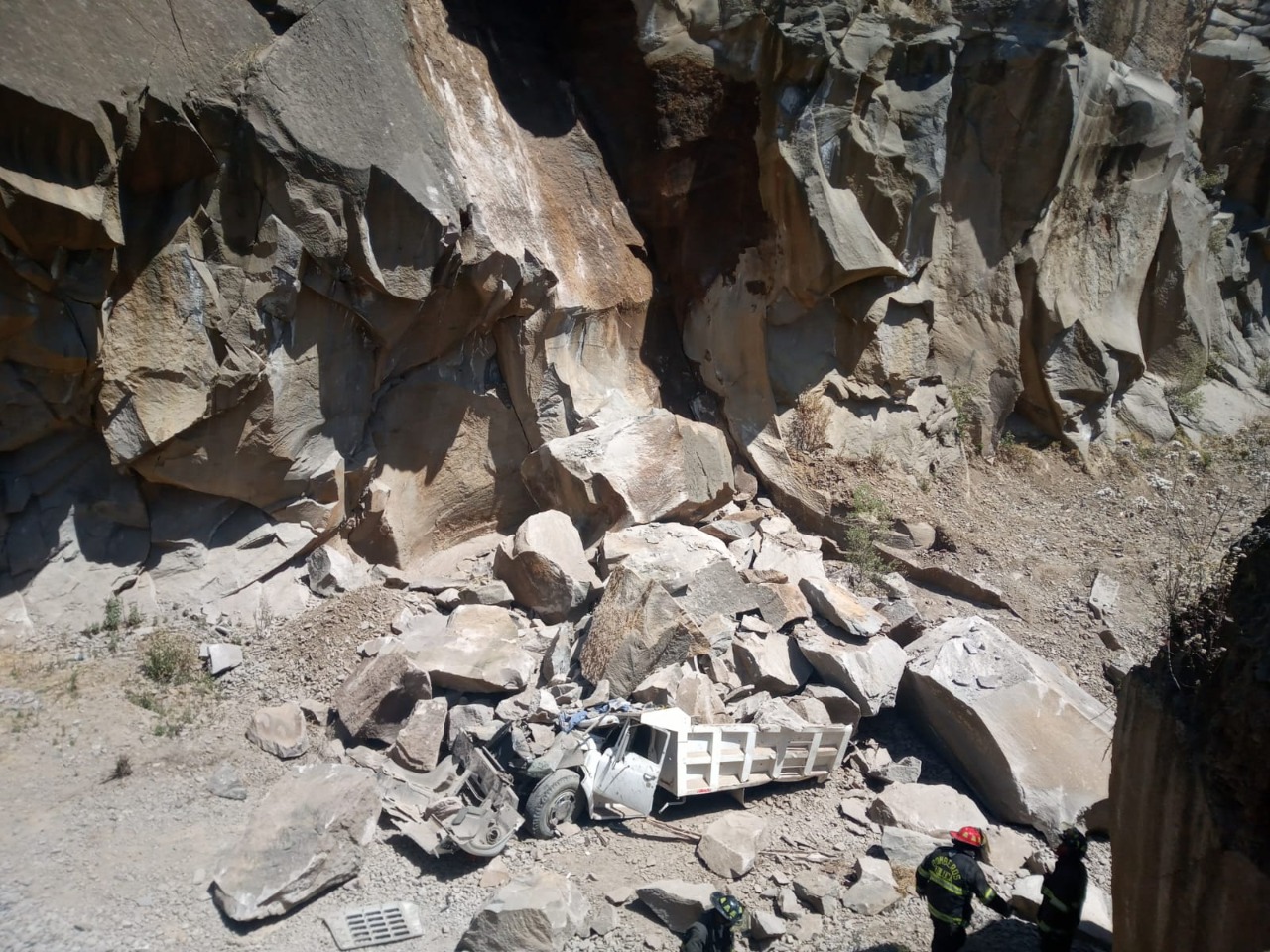 Derrumbe en mina de piedra, en Toluca, deja 4 lesionados