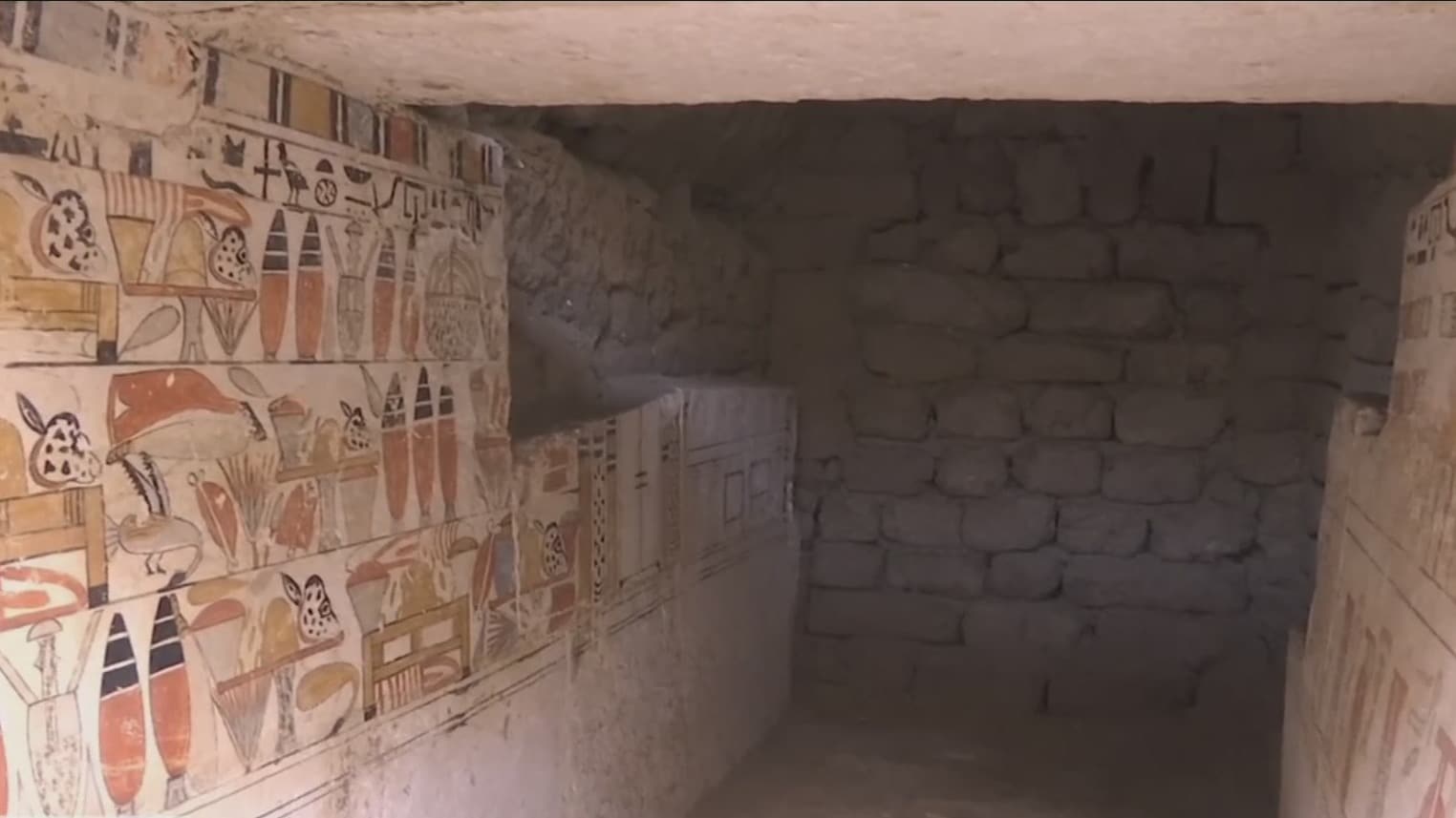descubren cinco tumbas del antiguo imperio en egipto