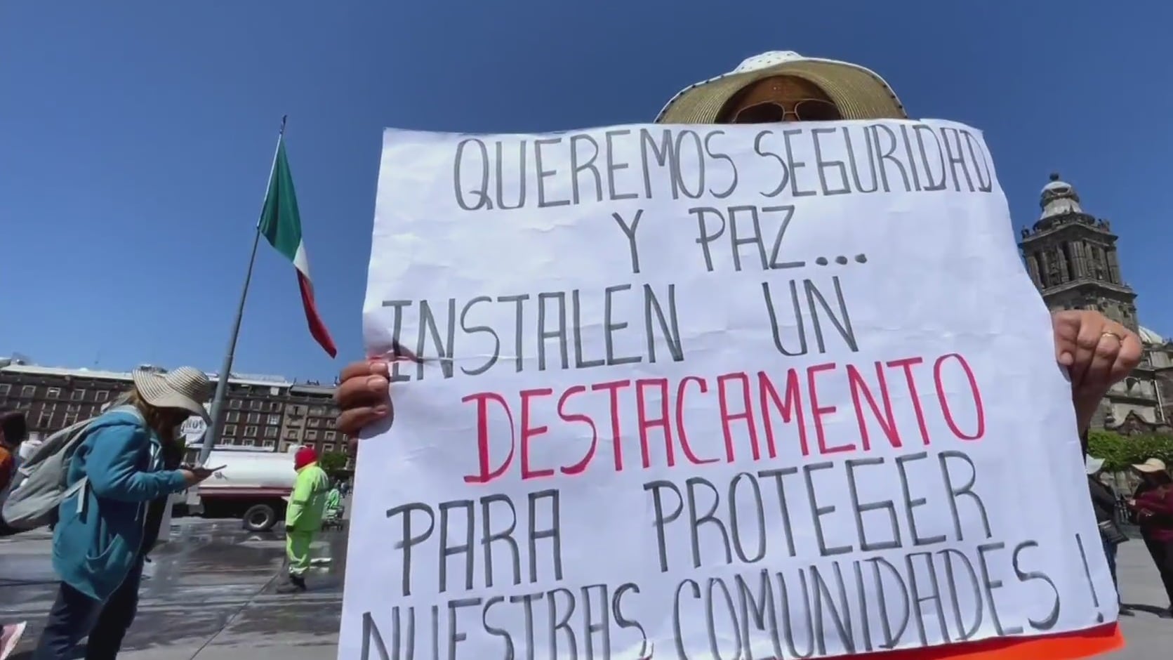 desplazados de zacatecas protestan afuera de palacio nacional