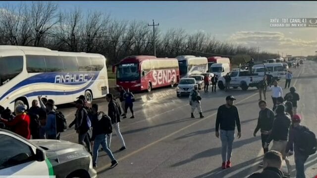 detienen a 100 migrantes a bordo de 2 autobuses en coahuila