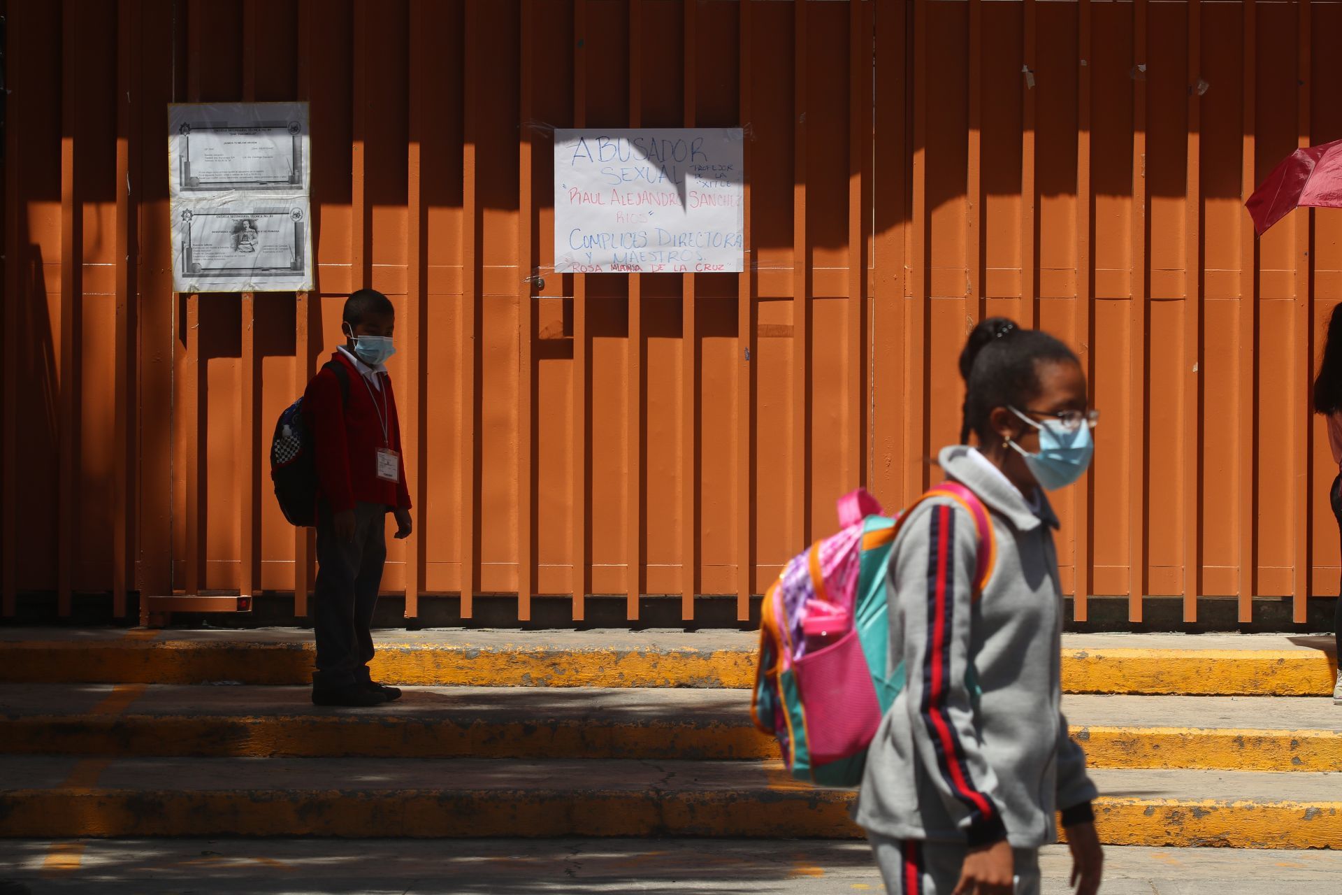 Detienen a profesor de primaria en Coyoacán, acusado de abusos sexuales contra menores; padres exigen justicia