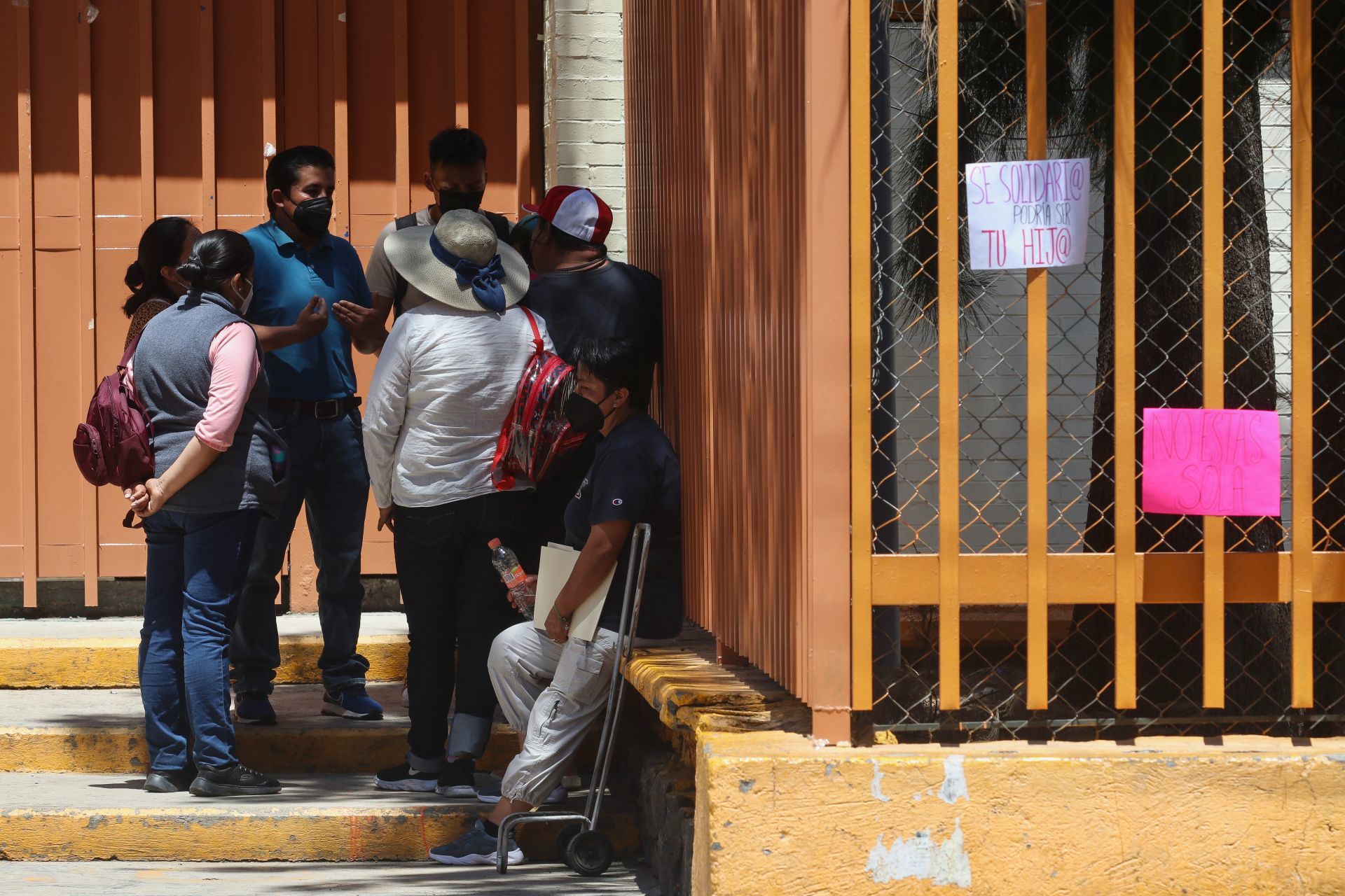 Detienen a profesor de primaria en Coyoacán, acusado de abusos sexuales contra menores; padres exigen justicia