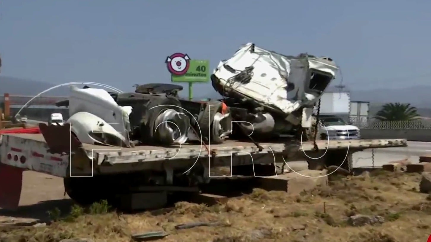 dos personas lesionadas de gravedad deja volcadura de trailer en la autopista mexico puebla