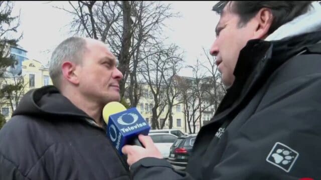 eduardo salazar entrevista a un ciudadano en kiev