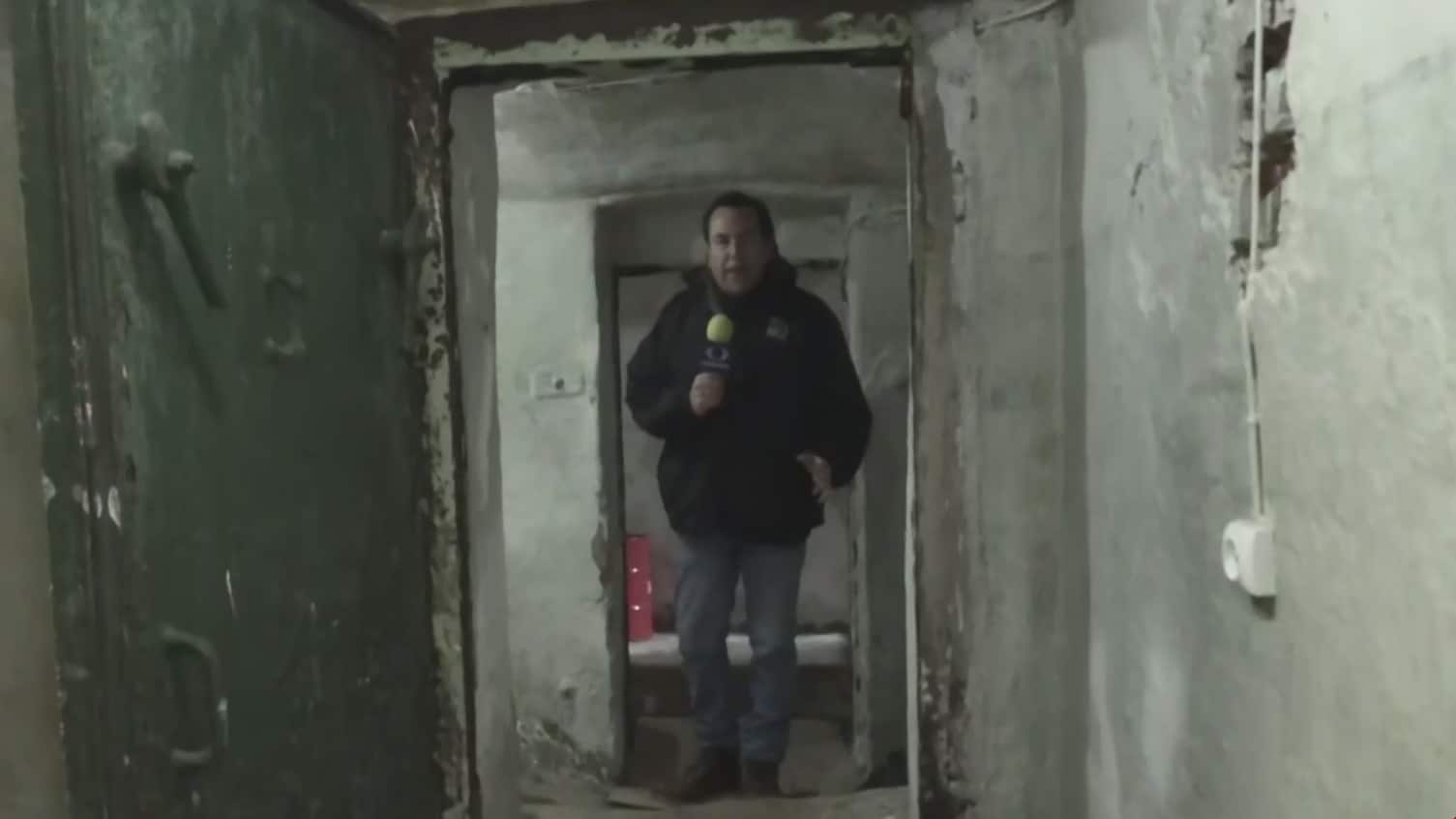 eduardo salazar realiza recorrido en un bunker en ucrania