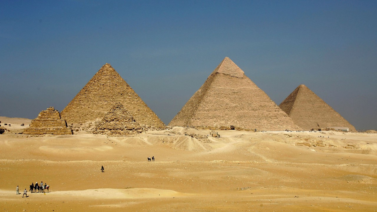 Arqueólogos descubren cinco tumbas en la necrópolis egipcia de Saqqara