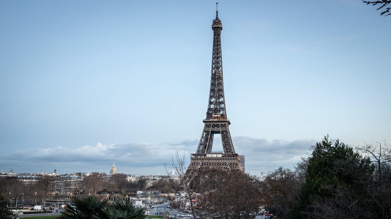 Torre Eiffel gana seis metros de altura gracias a una nueva antena