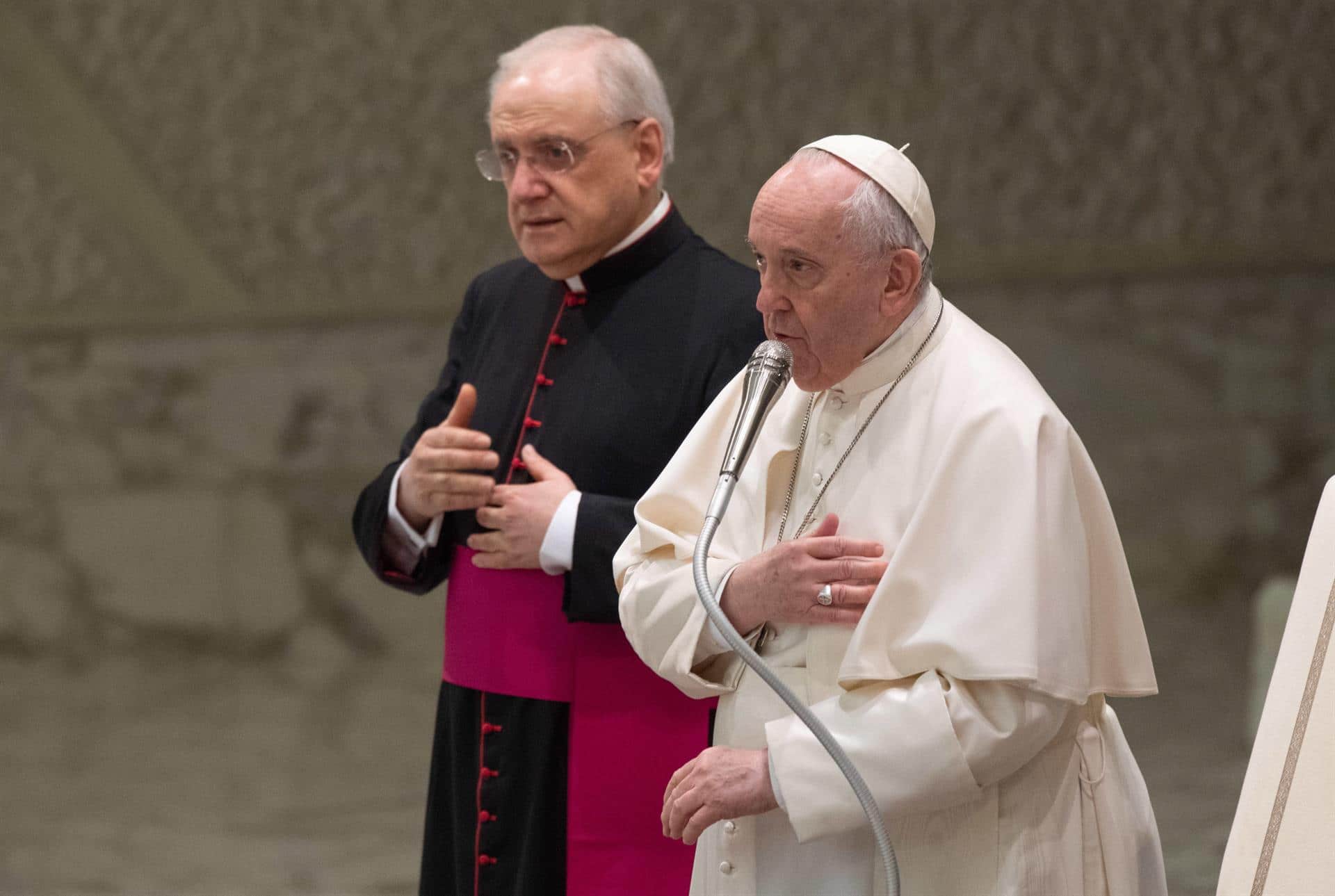 El papa pide acompañar a todos los ucranianos que sufren los bombardeos