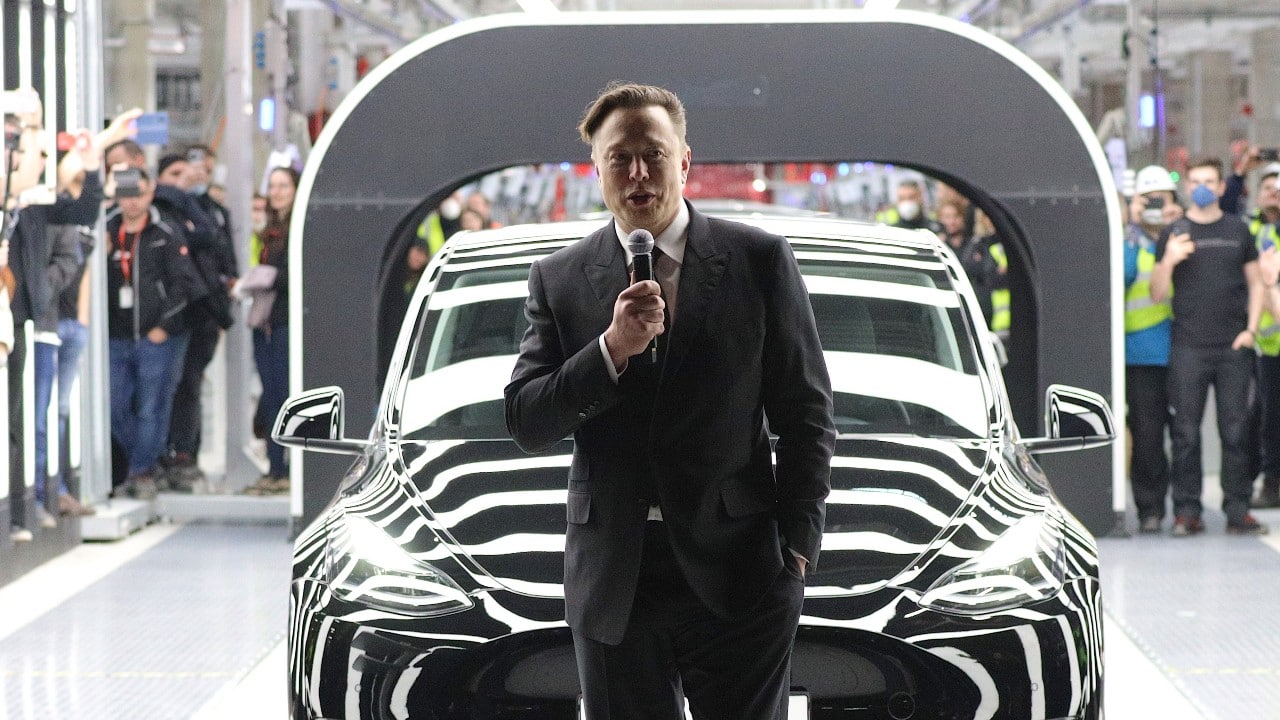 Elon Musk anuncia que dividirá acciones al dar positivo a COVID-19 por segunda vez