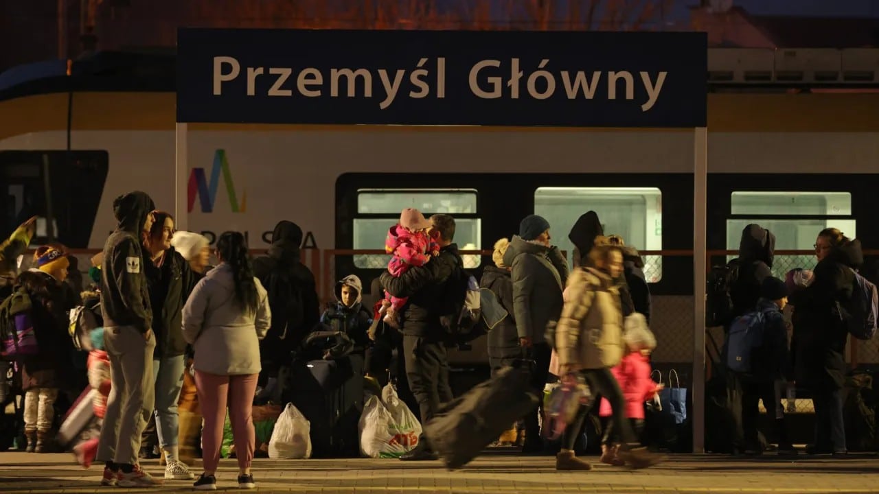 Estación de tren polaca, refugio de muchos ucranianos que huyen de bombardeos rusos