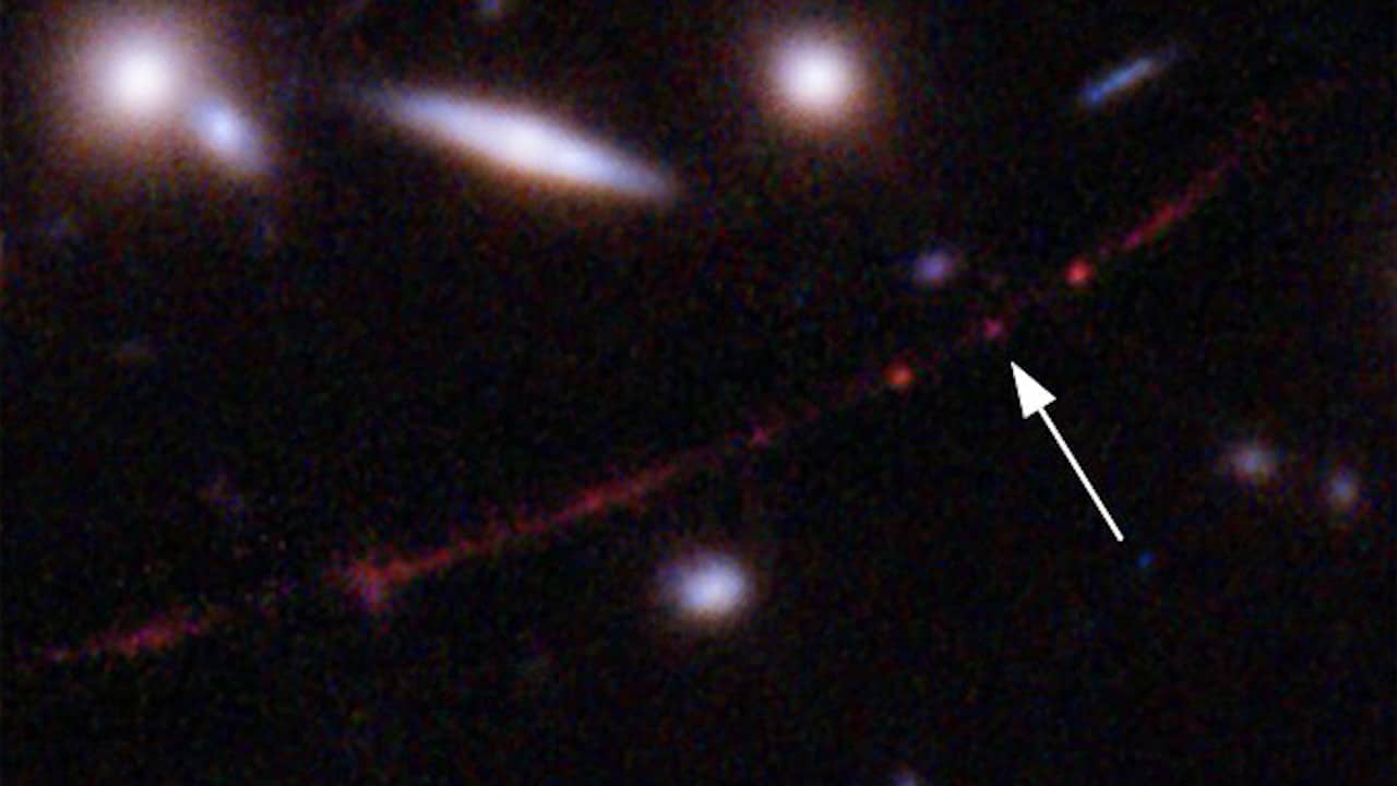 La estrella Earendel, indicada por una flecha, y la galaxia Sunrise Arc, 30 de marzo de 2022 (Twitter: @HubbleTelescope)