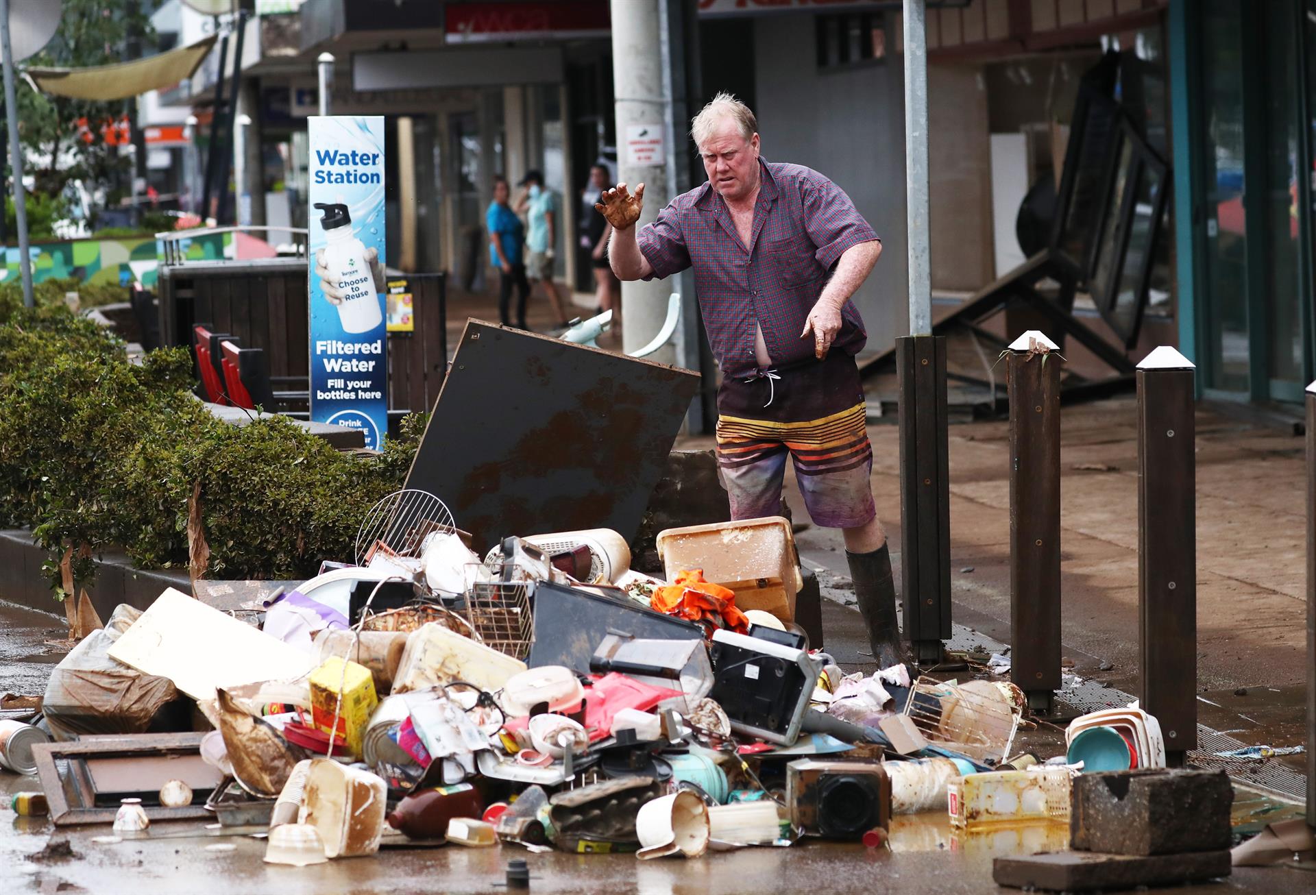 Limpieza después de las inundaciones en el distrito comercial central de Lismore, Australia, 2 de marzo de 2022 (EFE)