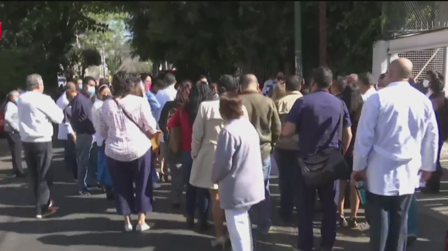 evacuan a personas de clinica en la narvarte por presunta fuga de gas