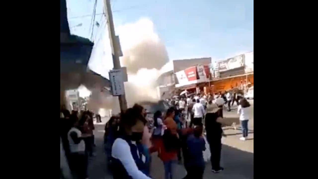 Explosión de camioneta con pirotecnia en Puebla deja 8 lesionados.