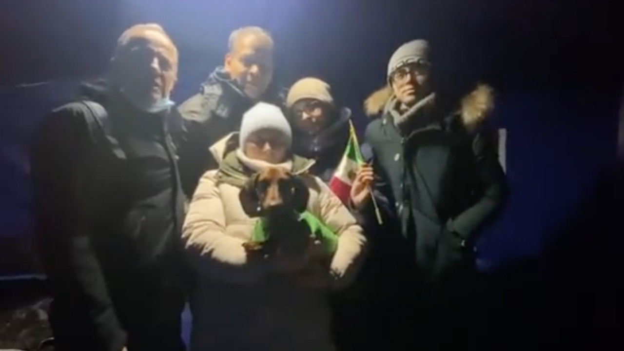 Embajador recibe a una familia mexicana en la frontera de Rumania