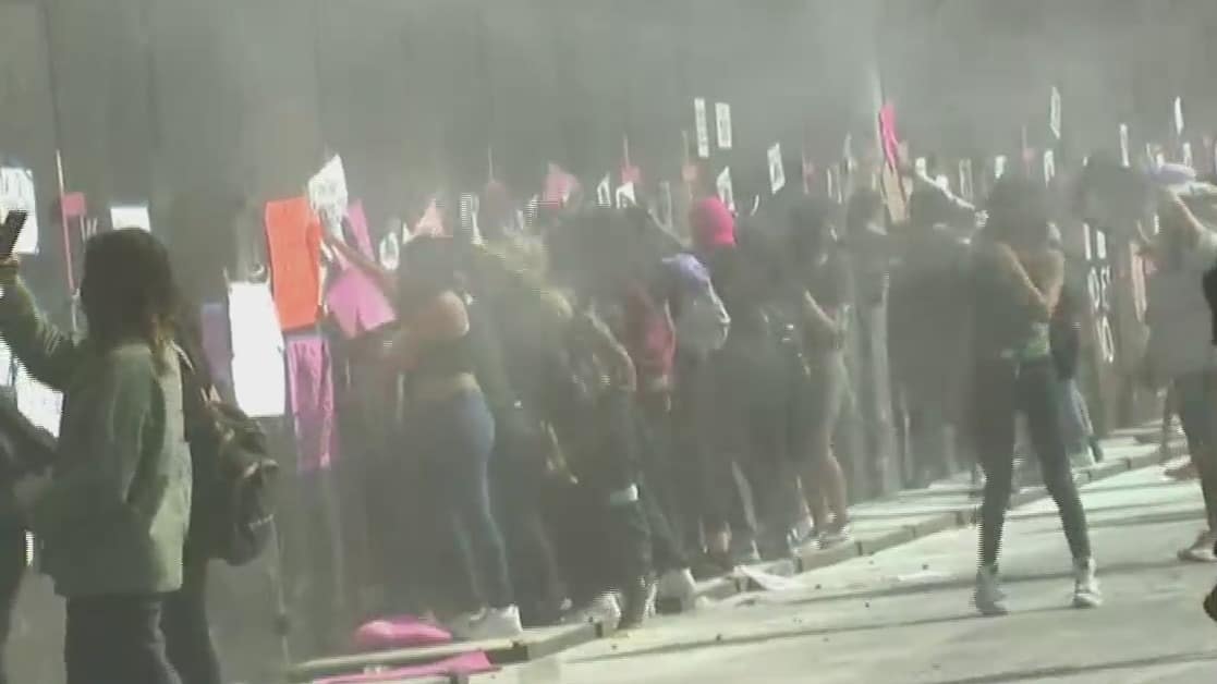 feministas del bloque negro golpean vallas metalicas frente a palacio nacional