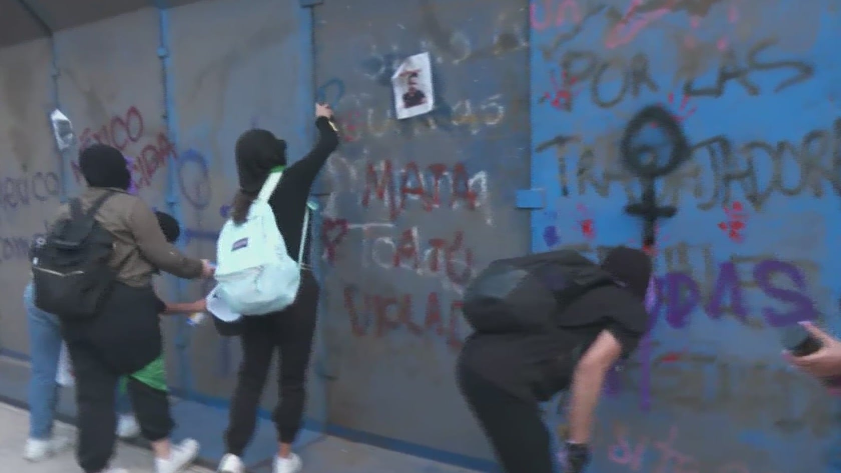 feministas realizan pintas en vallas del monumento a la revolucion