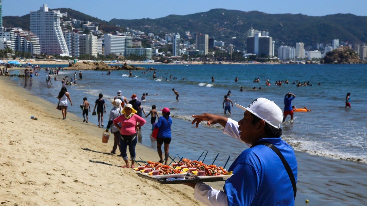 Comienzan a llegar turistas a Acapulco por puente vacacional