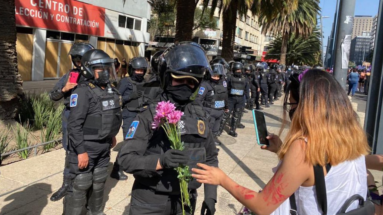 Dan flores a mujeres policías durante 8M en CDMX (Twitter: @Maffiguer)