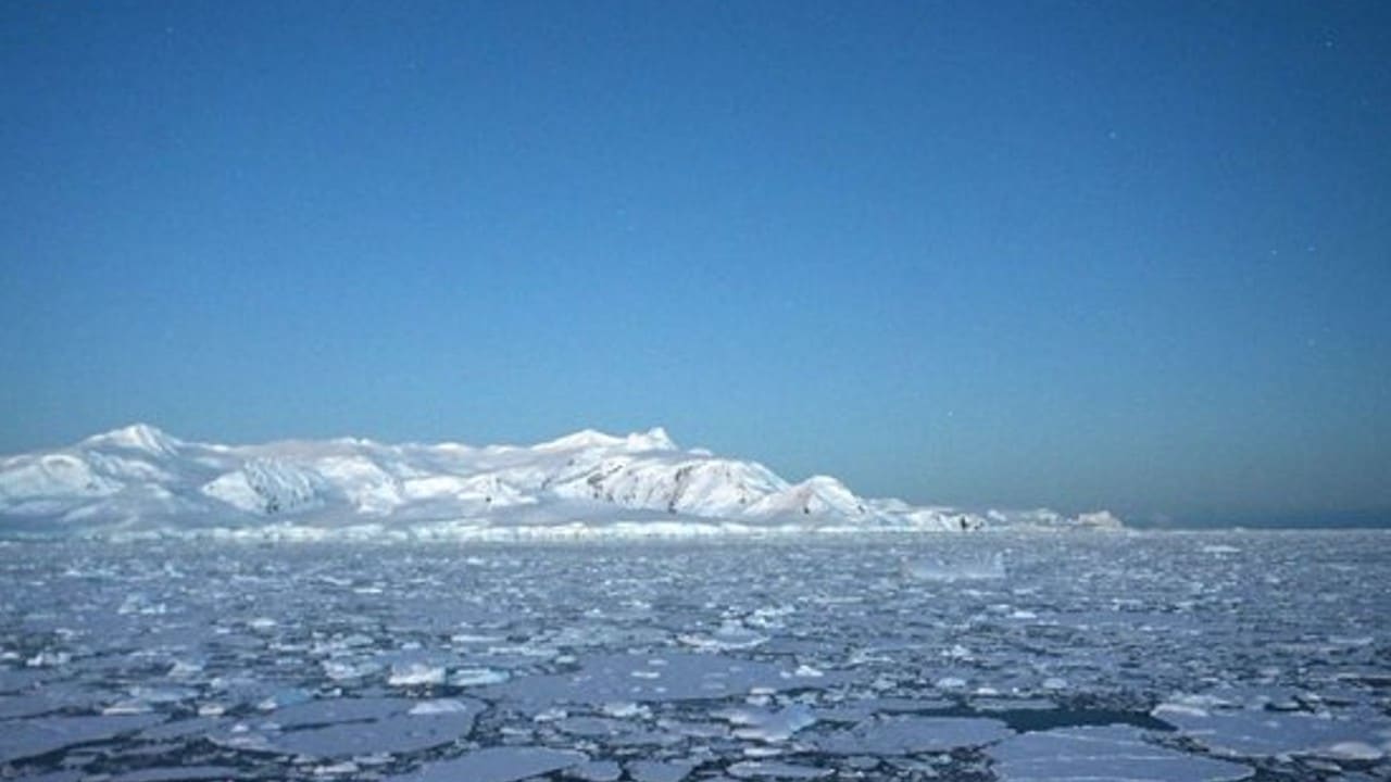 Barrera de hielo del tamaño de Los Ángeles se deshace en la Antártida.