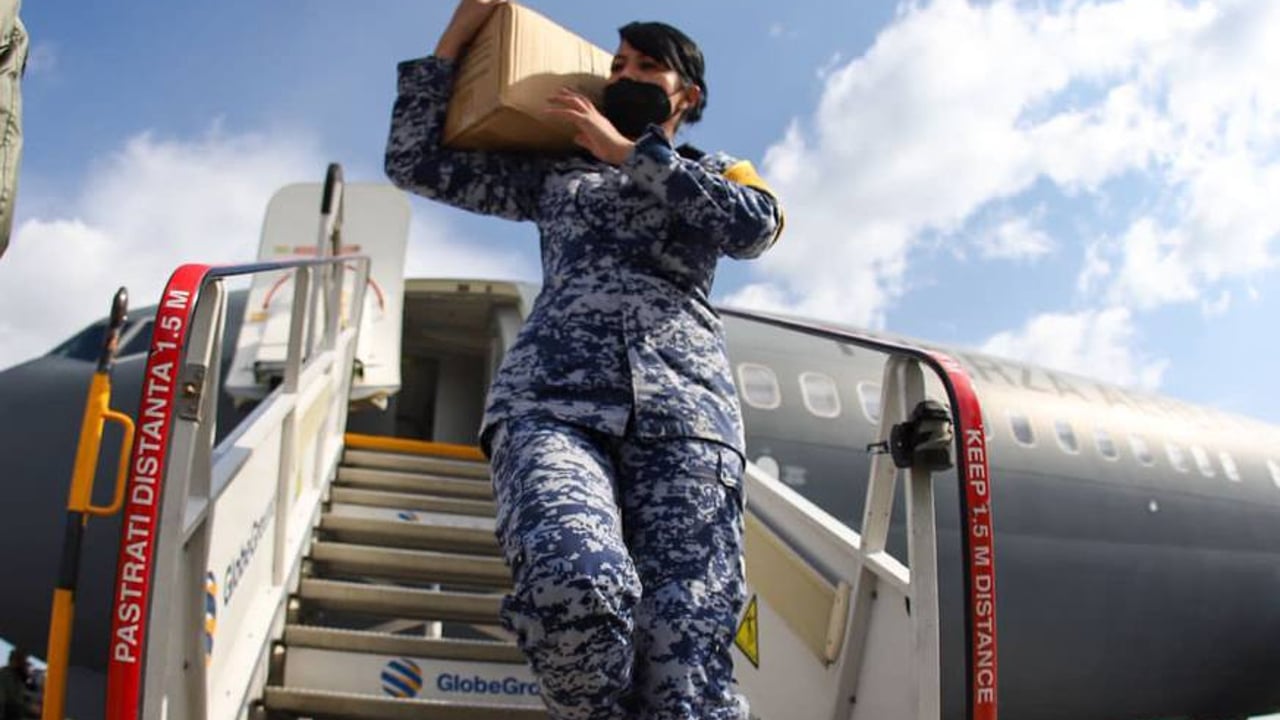 El avión lleva 1.5 toneladas de medicamentos, colchonetas, colchas y enseres para los refugiados