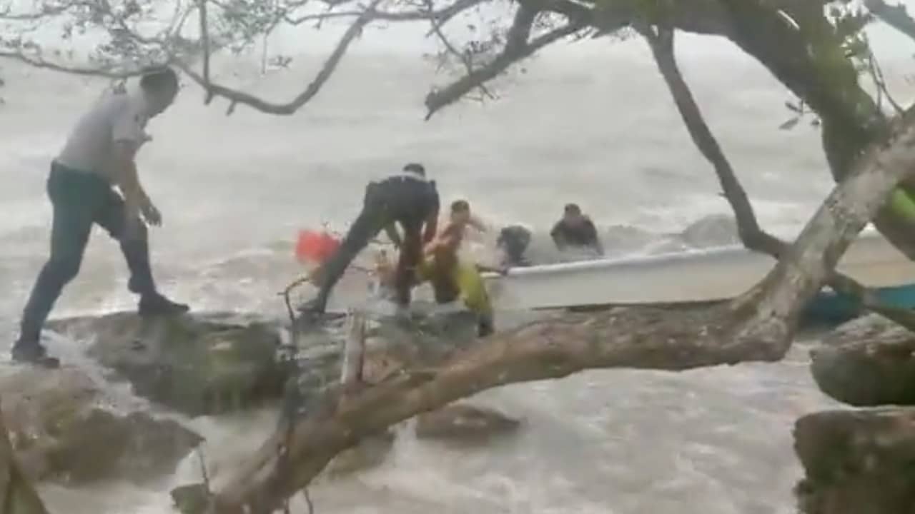 Guardia Nacional rescata a cuatro personas tras naufragar en Champotón, Campeche