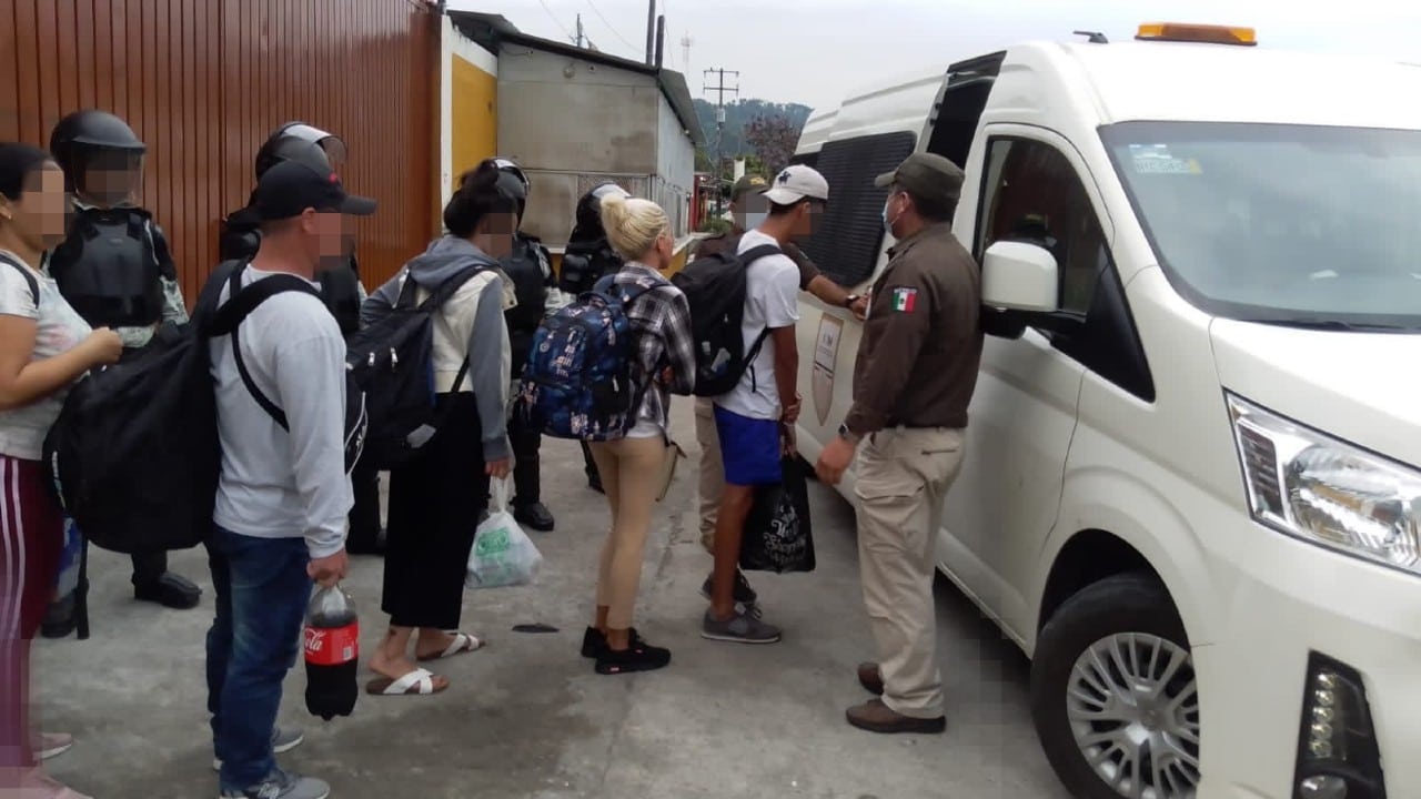Hallan en condiciones de hacinamiento a 150 migrantes en un hotel de Chiapas.