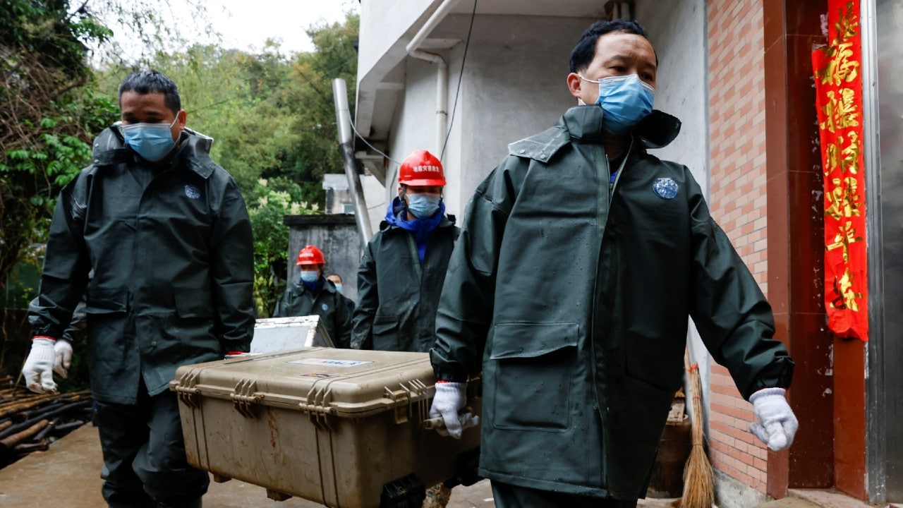 Hallan restos humanos y un supuesto motor en zona de Guangxi donde Boeing se estrelló