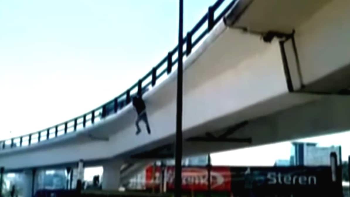 hombre se arroja de puente vehicular en la carretera mexico toluca