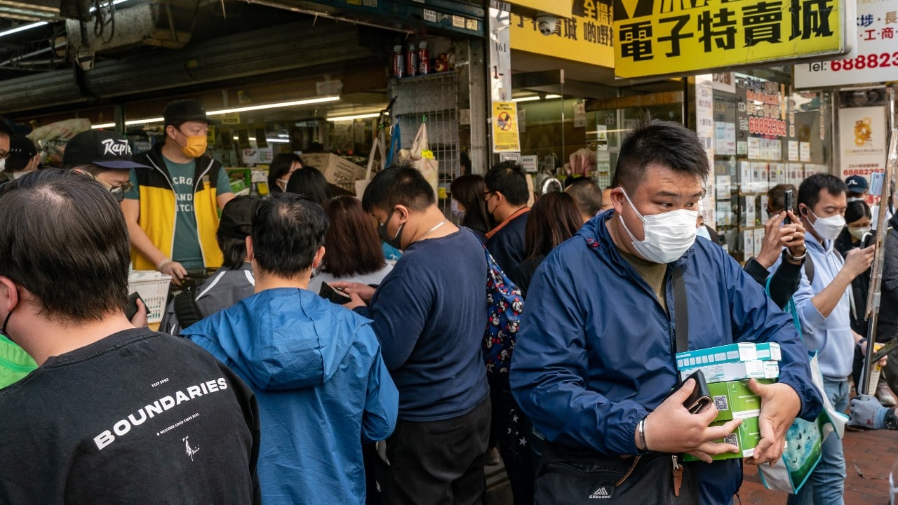 Hong Kong podría restringir la libertad de tránsito de sus habitantes por incremento de contagios por COVID-19