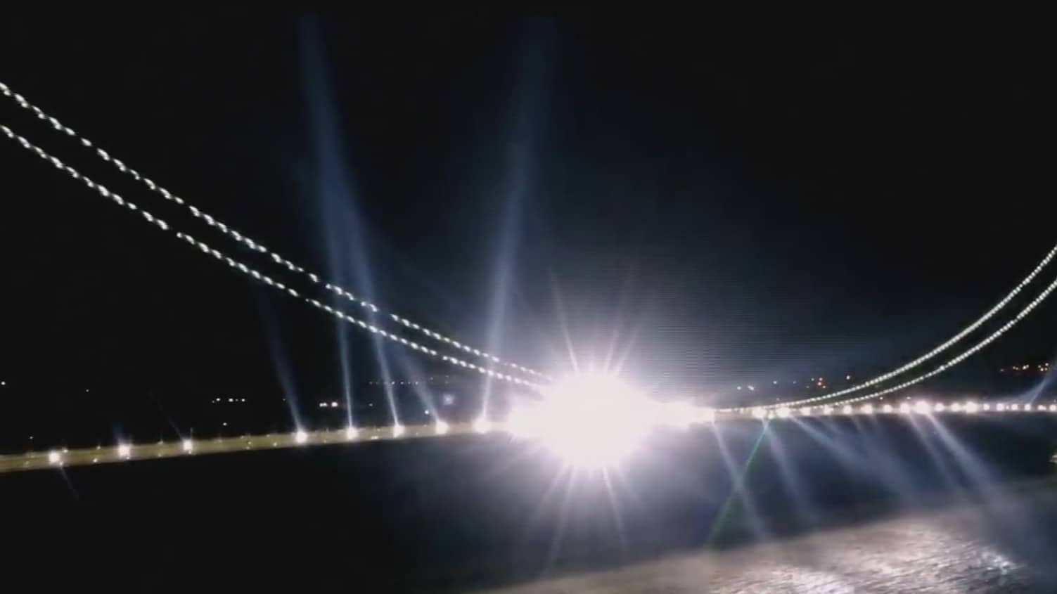 iluminan puente que une a europa con asia en turquia