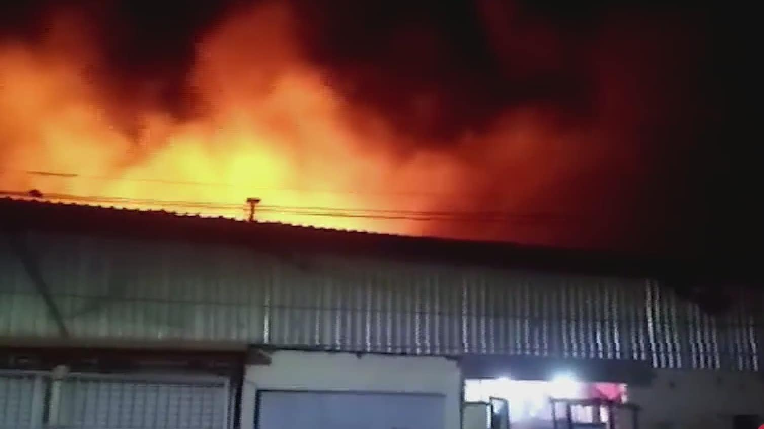 incendio consume 40 locales en central de abasto en comitan